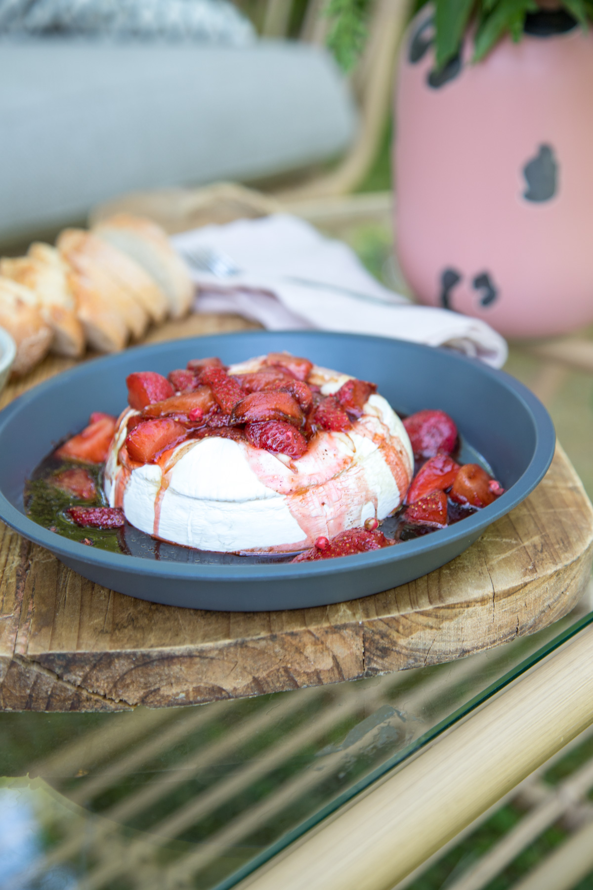 Es gibt Ofenkäse mit Balsamico-Erdbeeren! Der ist perfekt für laue Sommerabende zu einem frischen Baguette und gutem Wein. Die ganze Familie findet den super!