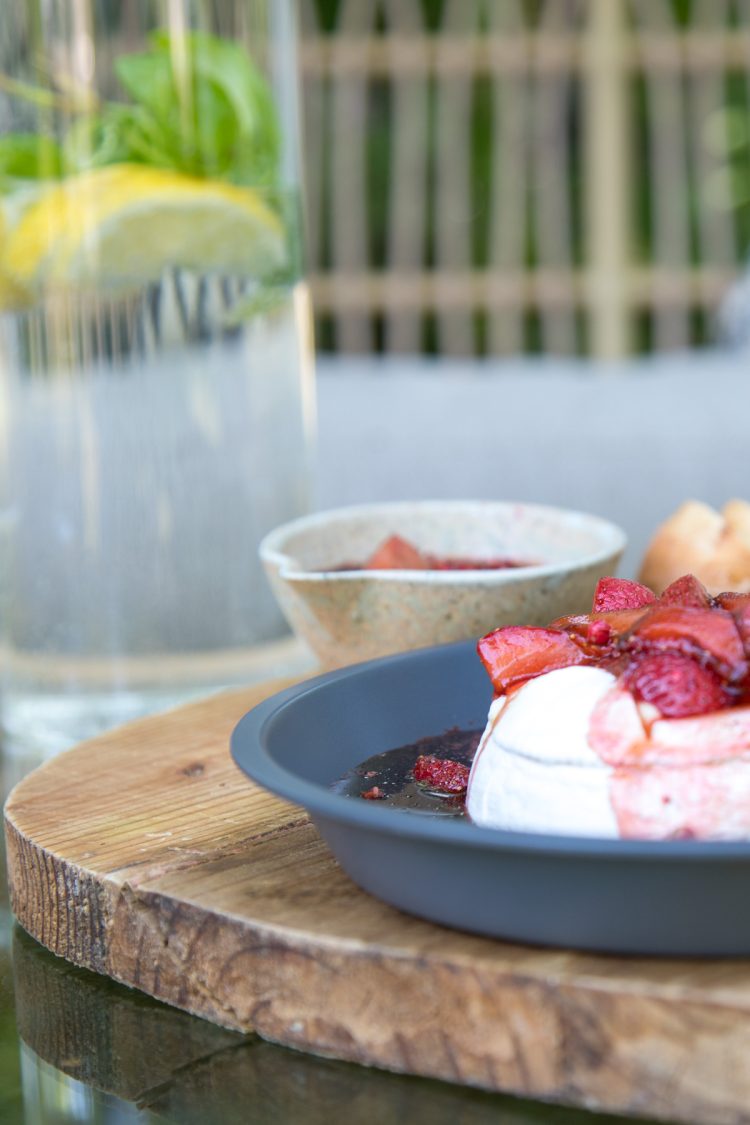Es gibt Ofenkäse mit Balsamico-Erdbeeren | tastesheriff