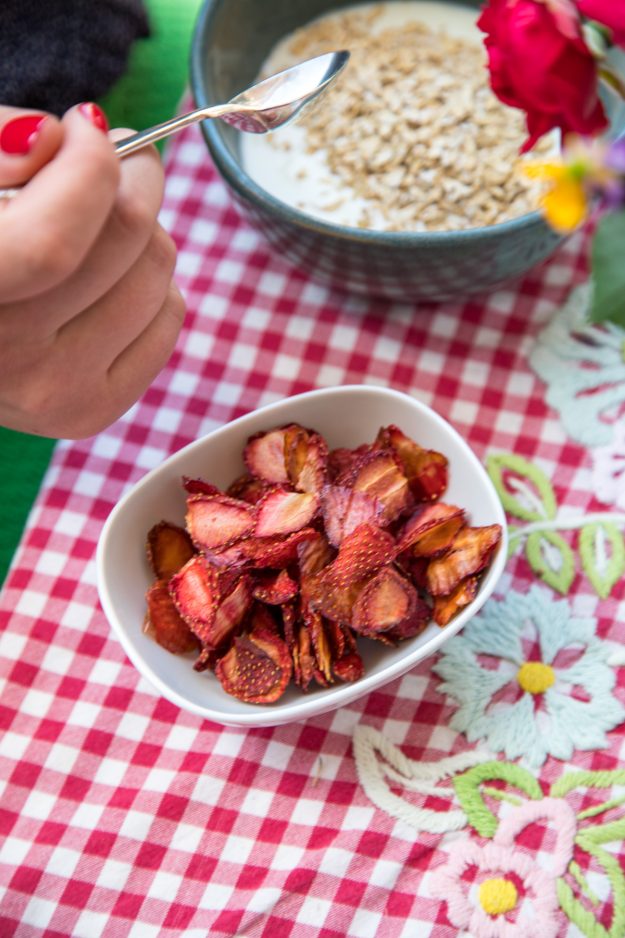Die Arbeit ist es wert- Getrocknete Erdbeeren aus dem Ofen sind fix vorbereitet und trocknen sich im Backofen quasi von ganz alleine. Sie sind wirklich köstlich