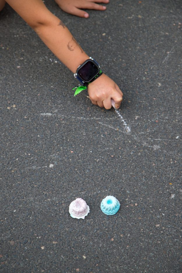 Kreide selber machen? Total easy und so schön! Wir haben die für die Mitgebseltüten nach dem Geburtstag vorbereitet und das Ergebnis kann sich sehen lassen.