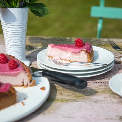Eindruck schinden mit dem pinken Himbeer-Cheesecake geht ganz leicht! Der wunderbare Geschmack macht die Arbeitsschritte wett und alle werden ihn lieben...