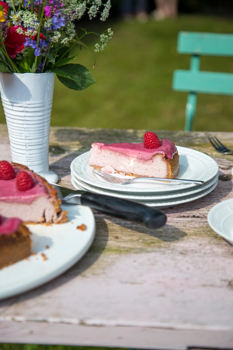 Eindruck schinden mit dem pinken Himbeer-Cheesecake geht ganz leicht! Der wunderbare Geschmack macht die Arbeitsschritte wett und alle werden ihn lieben...