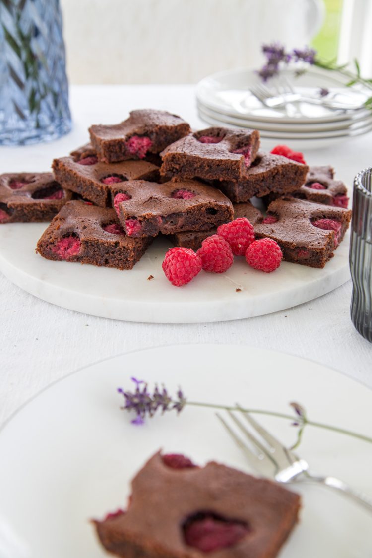 Schneller Himbeer-Brownie für Zwischendurch gefällig? Der ist nicht nur fix gemacht, sondern auch super saftig und mit den Himbeeren total fruchtig! Einfach gut