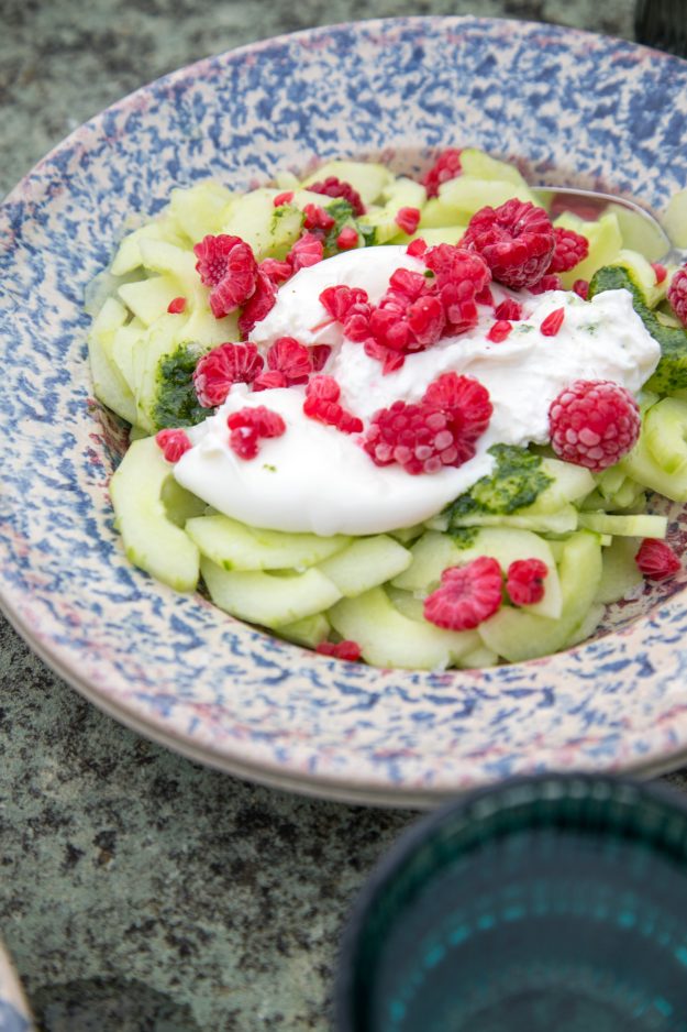 Der Geschmack von Sommer: Gurken-Burrata-Himbeer Salat! Neulich habe ich eine ähnliche Kombi in einem Restaurant gegessen und ich musste es direkt nachmachen..