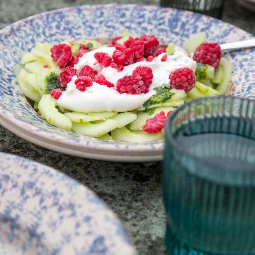 Der Geschmack von Sommer: Gurken-Burrata-Himbeer Salat! Neulich habe ich eine ähnliche Kombi in einem Restaurant gegessen und ich musste es direkt nachmachen..