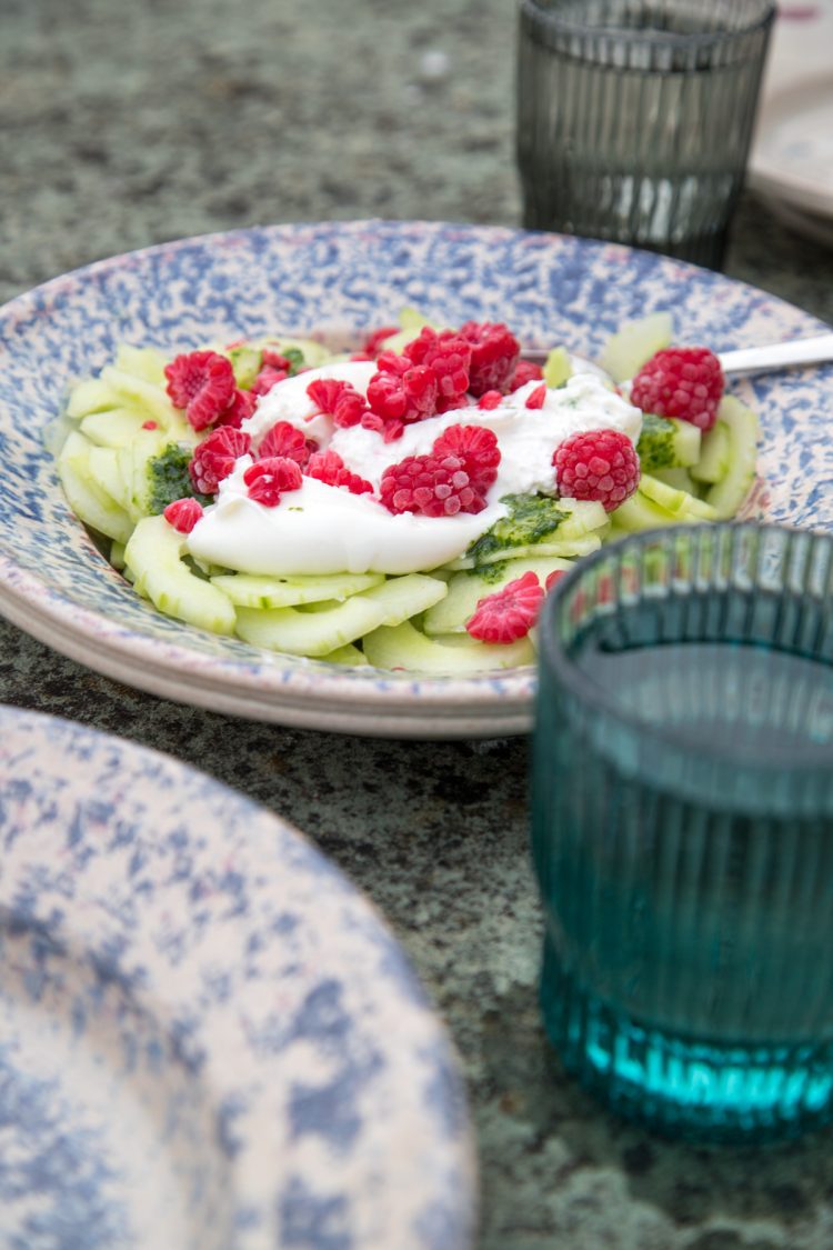 Der Geschmack von Sommer: Gurken-Burrata-Himbeer Salat! Neulich habe ich eine ähnliche Kombi in einem Restaurant gegessen und ich musste es direkt nachmachen..