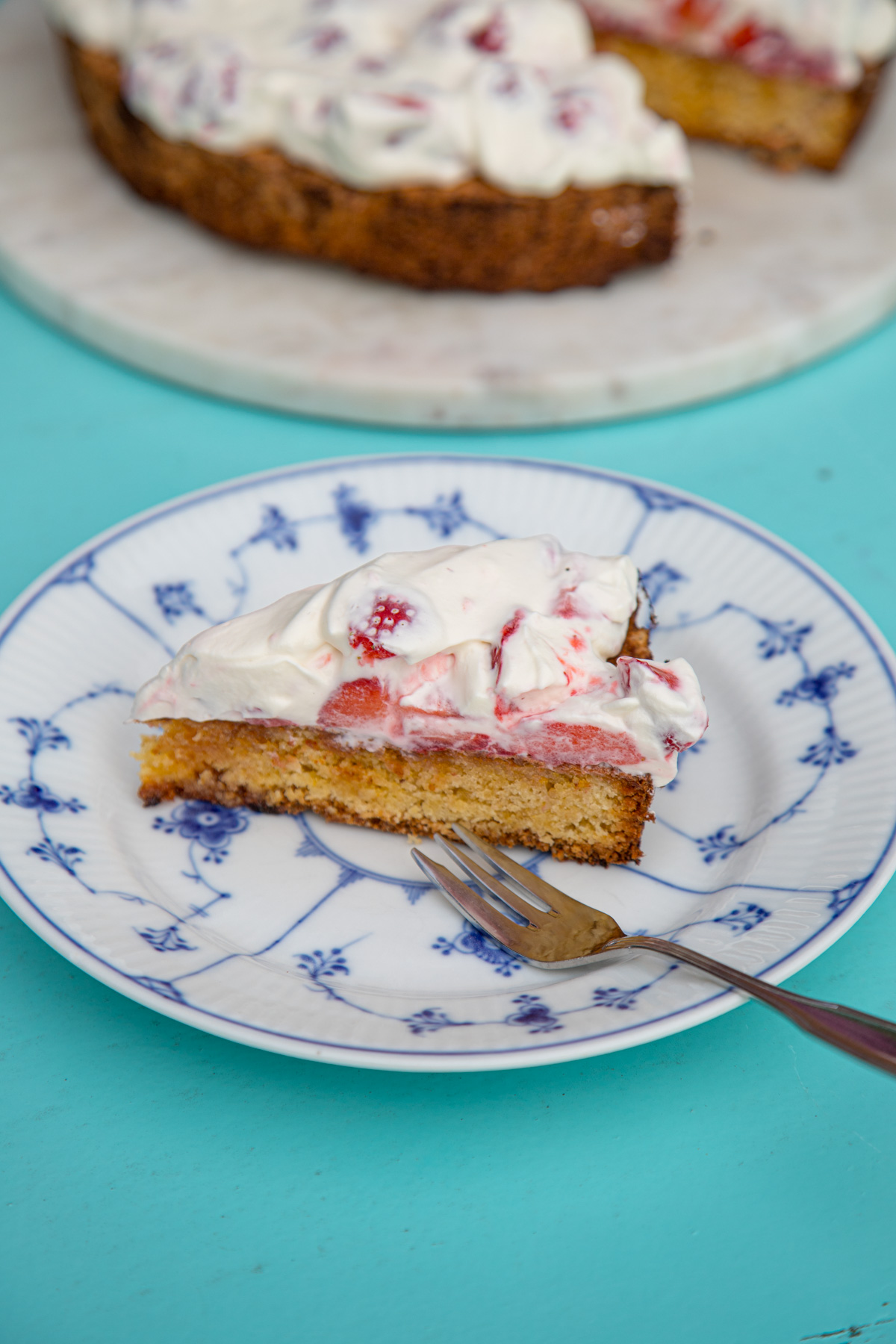 Der Mandel-Beeren-Kuchen ist was f&uuml;r die ganze Familie. Der Boden ist spanisch angehaucht und super saftig! Darauf kommen die frischen Beeren und Sahnecreme..