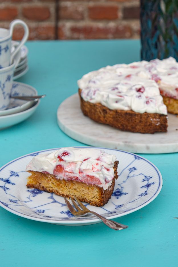 Der Mandel-Beeren-Kuchen ist was für die ganze Familie. Der Boden ist spanisch angehaucht und super saftig! Darauf kommen die frischen Beeren und Sahnecreme..