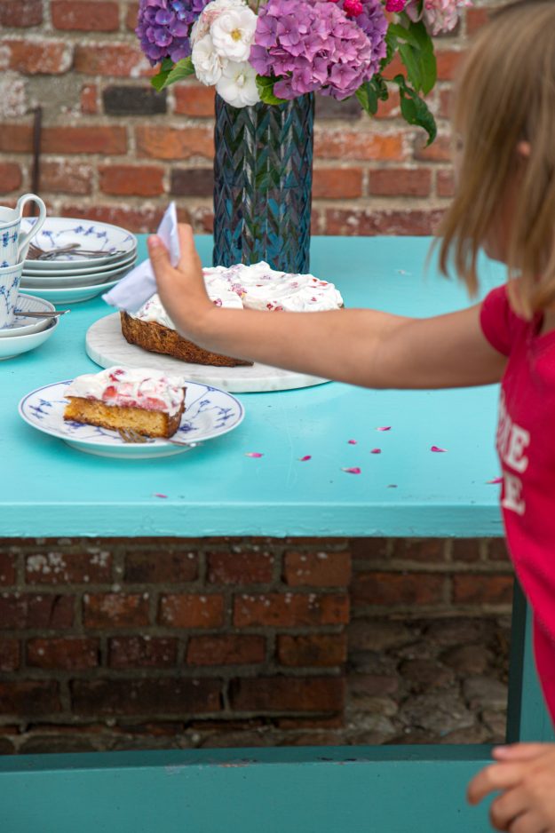 Der Mandel-Beeren-Kuchen ist was für die ganze Familie. Der Boden ist spanisch angehaucht und super saftig! Darauf kommen die frischen Beeren und Sahnecreme..