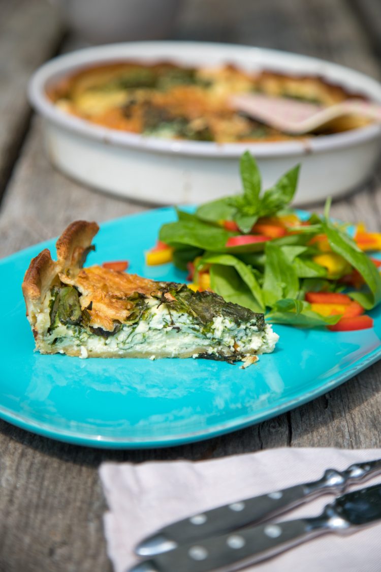 Schnelle Spinatquiche mit frischem Spinat gefällig? Die ist ganz einfach gemacht und wirklich unglaublich lecker! Noch schneller geht es sogar mit fertigem Teig