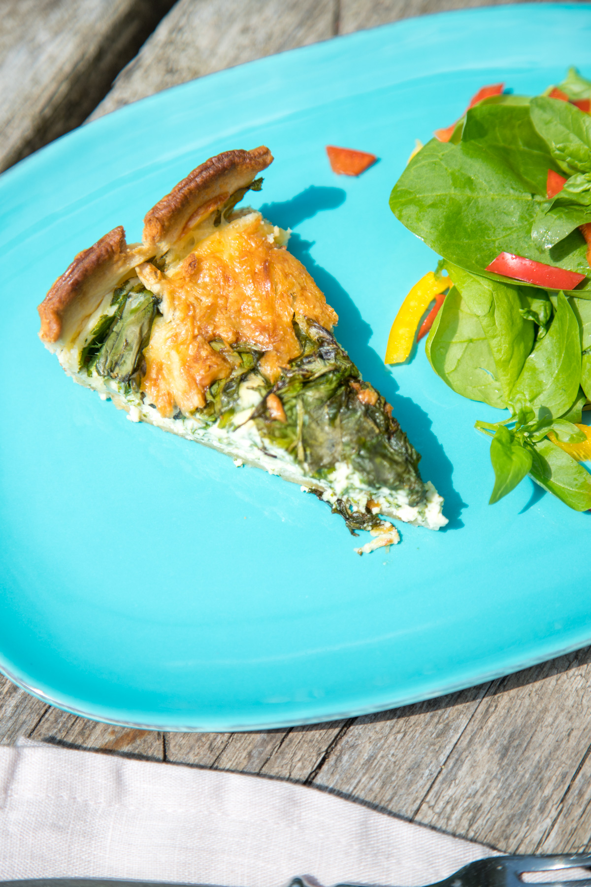 Schnelle Spinatquiche mit frischem Spinat aus dem Garten