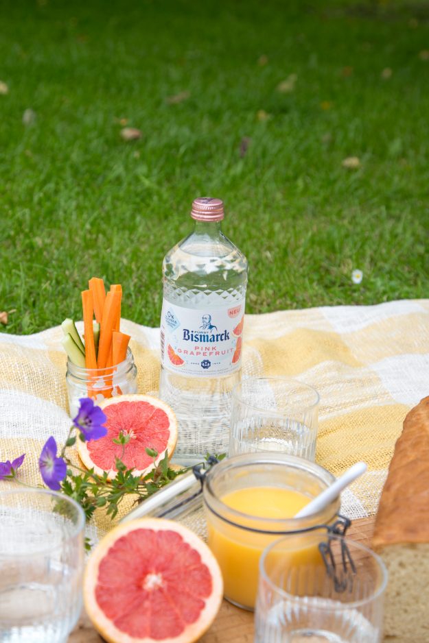 Ein Picknick im Grünen mit spritzigen Grapefruit Note, frisch gebackenem Weißbrot und Grapefruit Curd