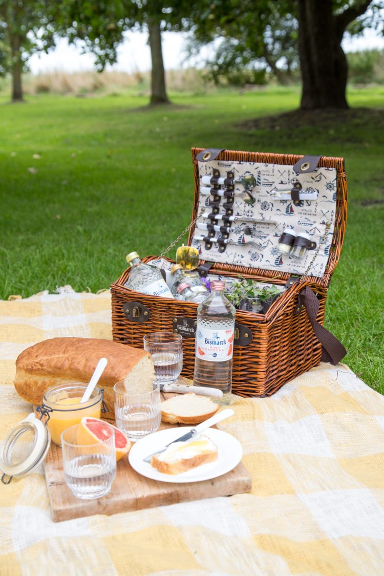 Ein Picknick im Grünen mit spritzigen Grapefruit Note, frisch gebackenem Weißbrot und Grapefruit Curd