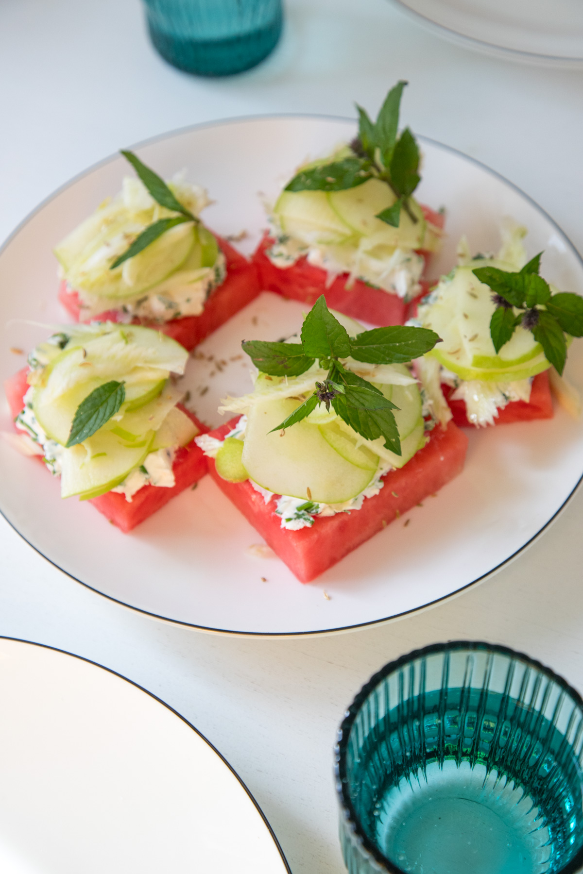 Die Vorspeise des Sommers: Wassermelone mit Ziegenkäsecreme und Fenchel! Die Kombination wird euch wirklich umhauen! Außerdem macht es optisch richtig was her.