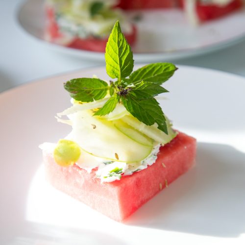 Die Vorspeise des Sommers: Wassermelone mit Ziegenkäsecreme und Fenchel! Die Kombination wird euch wirklich umhauen! Außerdem macht es optisch richtig was her.