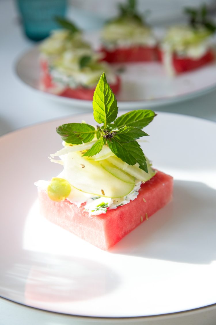 Die Vorspeise des Sommers: Wassermelone mit Ziegenkäsecreme und Fenchel! Die Kombination wird euch wirklich umhauen! Außerdem macht es optisch richtig was her.