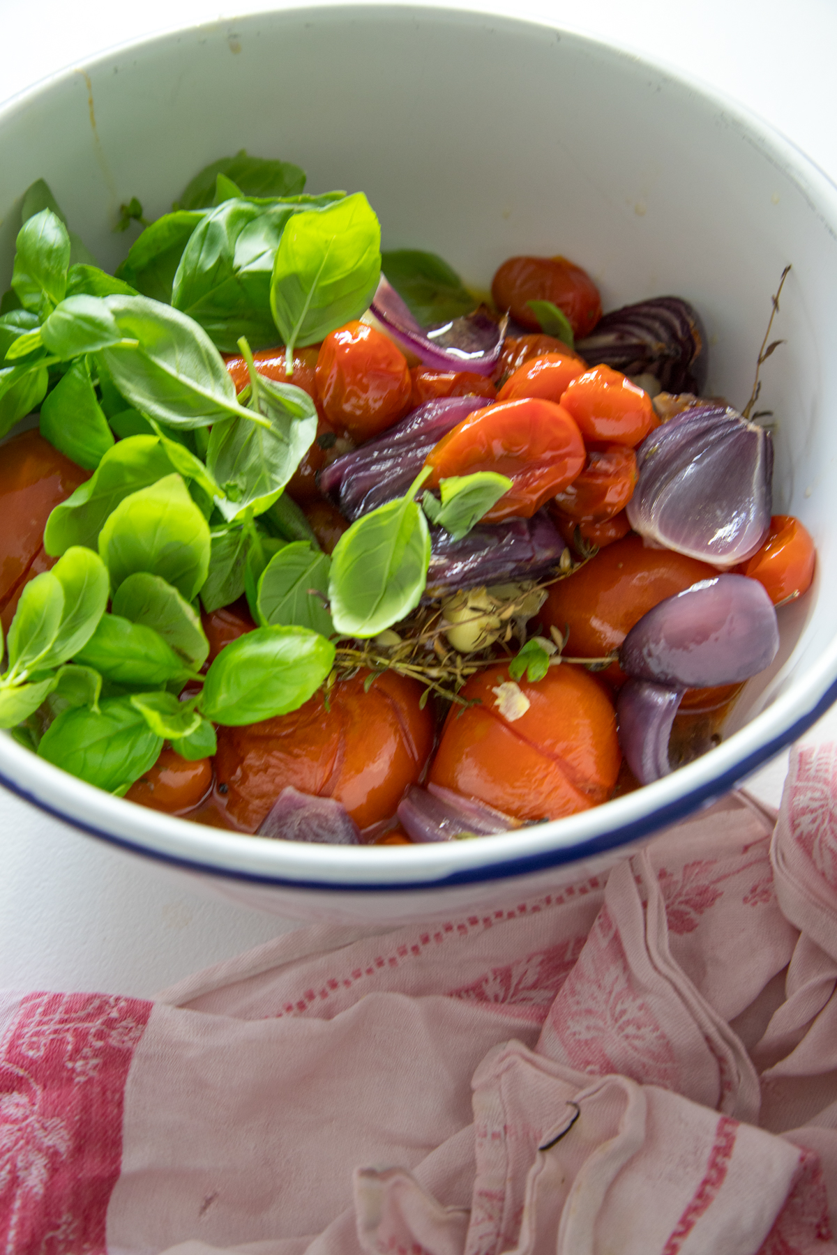 Schnelle und aromatische Ofentomatensuppe gefällig? Suppe kochen war noch nie so einfach! Die Tomaten werden im Ofen geröstet und die Suppe wird besonders gut