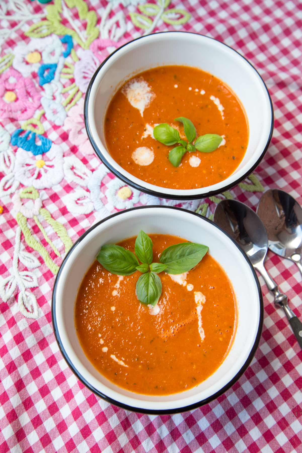 Schnelle und aromatische Ofentomatensuppe gefällig? Suppe kochen war noch nie so einfach! Die Tomaten werden im Ofen geröstet und die Suppe wird besonders gut