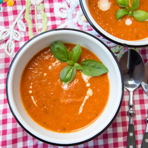 Schnelle und aromatische Ofentomatensuppe gefällig? Suppe kochen war noch nie so einfach! Die Tomaten werden im Ofen geröstet und die Suppe wird besonders gut