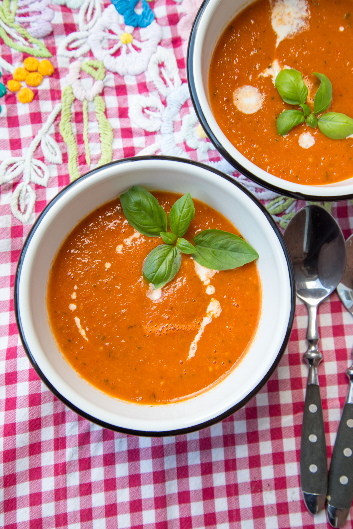 Schnelle und aromatische Ofentomatensuppe gefällig? Suppe kochen war noch nie so einfach! Die Tomaten werden im Ofen geröstet und die Suppe wird besonders gut