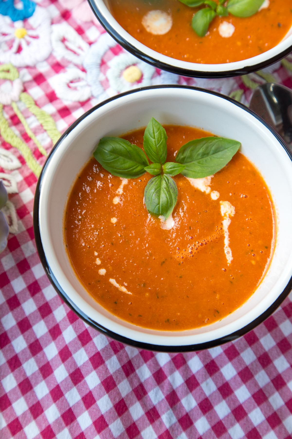 Schnelle und aromatische Ofentomatensuppe gef&auml;llig? Suppe kochen war noch nie so einfach! Die Tomaten werden im Ofen ger&ouml;stet und die Suppe wird besonders gut