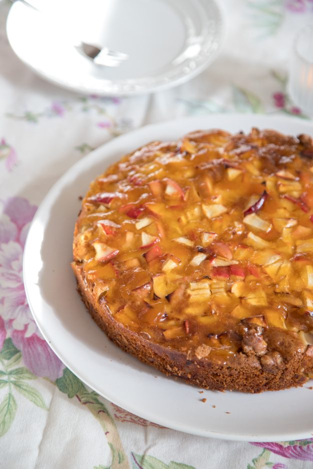 Der besondere Apfel-Walnuss-Kuchen war eine Empfehlung und ich bin total begeistert! Die Walnüsse passen ganz wunderbar dazu. Also schmeißt direkt den Ofen an!