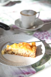 Der besondere Apfel-Walnuss-Kuchen war eine Empfehlung und ich bin total begeistert! Die Waln&uuml;sse passen ganz wunderbar dazu. Also schmei&szlig;t direkt den Ofen an!