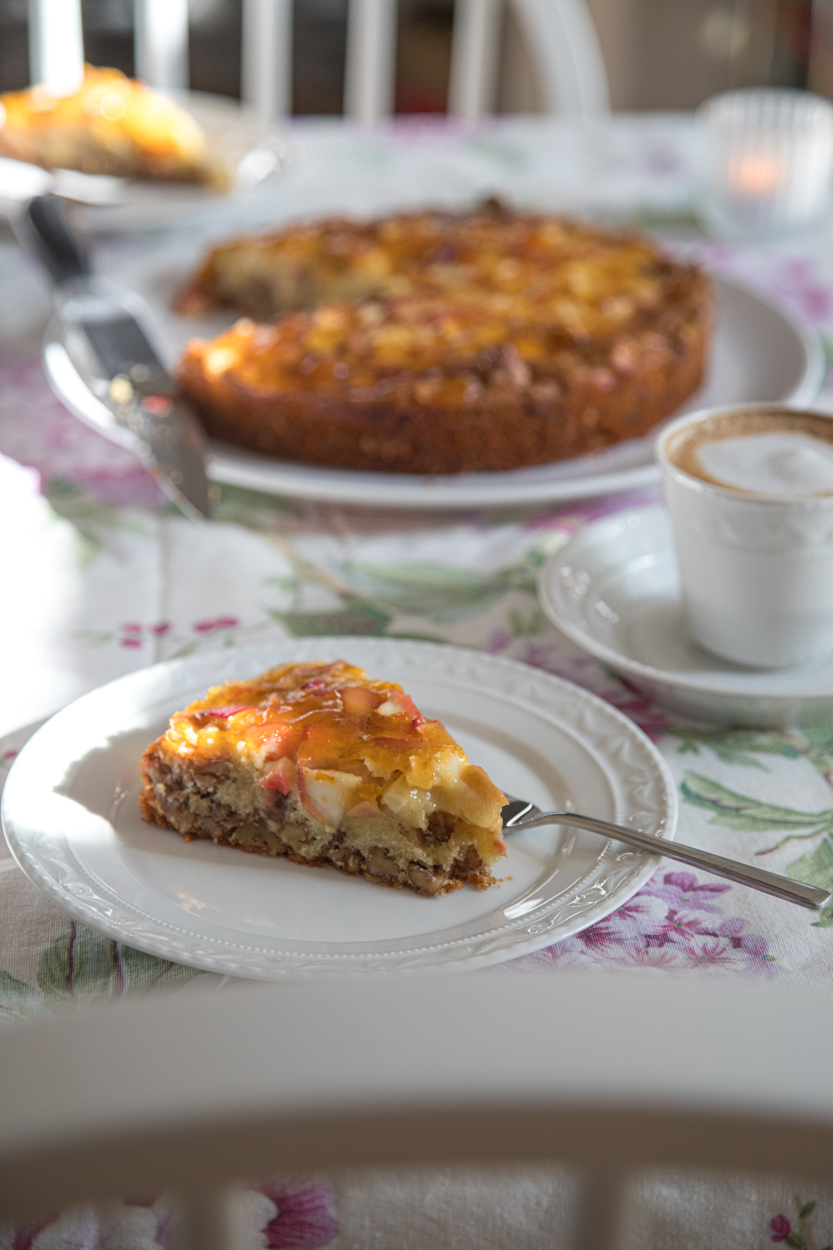 Der besondere Apfel-Walnuss-Kuchen war eine Empfehlung und ich bin total begeistert! Die Waln&uuml;sse passen ganz wunderbar dazu. Also schmei&szlig;t direkt den Ofen an!