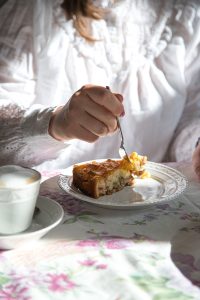 Der besondere Apfel-Walnuss-Kuchen war eine Empfehlung und ich bin total begeistert! Die Waln&uuml;sse passen ganz wunderbar dazu. Also schmei&szlig;t direkt den Ofen an!