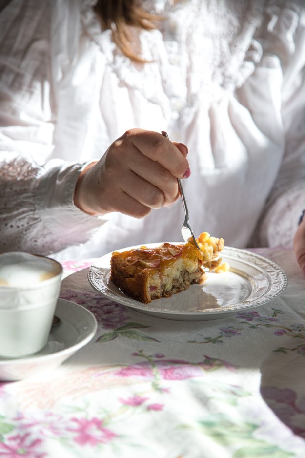 Der besondere Apfel-Walnuss-Kuchen war eine Empfehlung und ich bin total begeistert! Die Walnüsse passen ganz wunderbar dazu. Also schmeißt direkt den Ofen an!