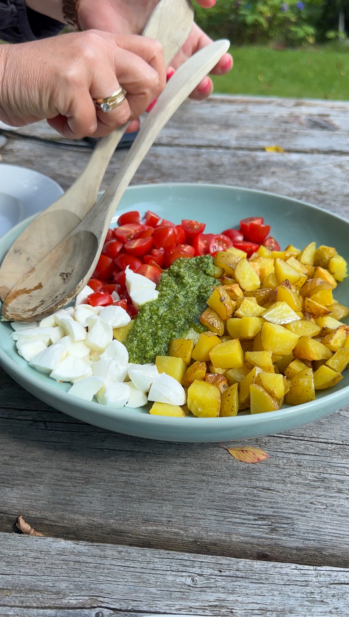 Schneller und einfacher Kartoffel-Tomate-Mozzarella-Salat gef&auml;llig? Der ist so gut und wird von allen sehr geliebt! Kartoffeln in den Ofen und es ist fertig...