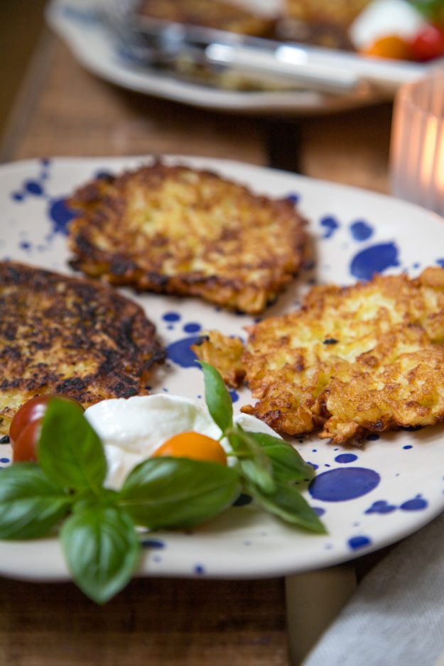 Es gibt endlich mal wieder Reibekuchen! So groß war die Begeisterung, als ich vor kurzem mal wieder welche machte und feststellte, wie schnell das einfach geht