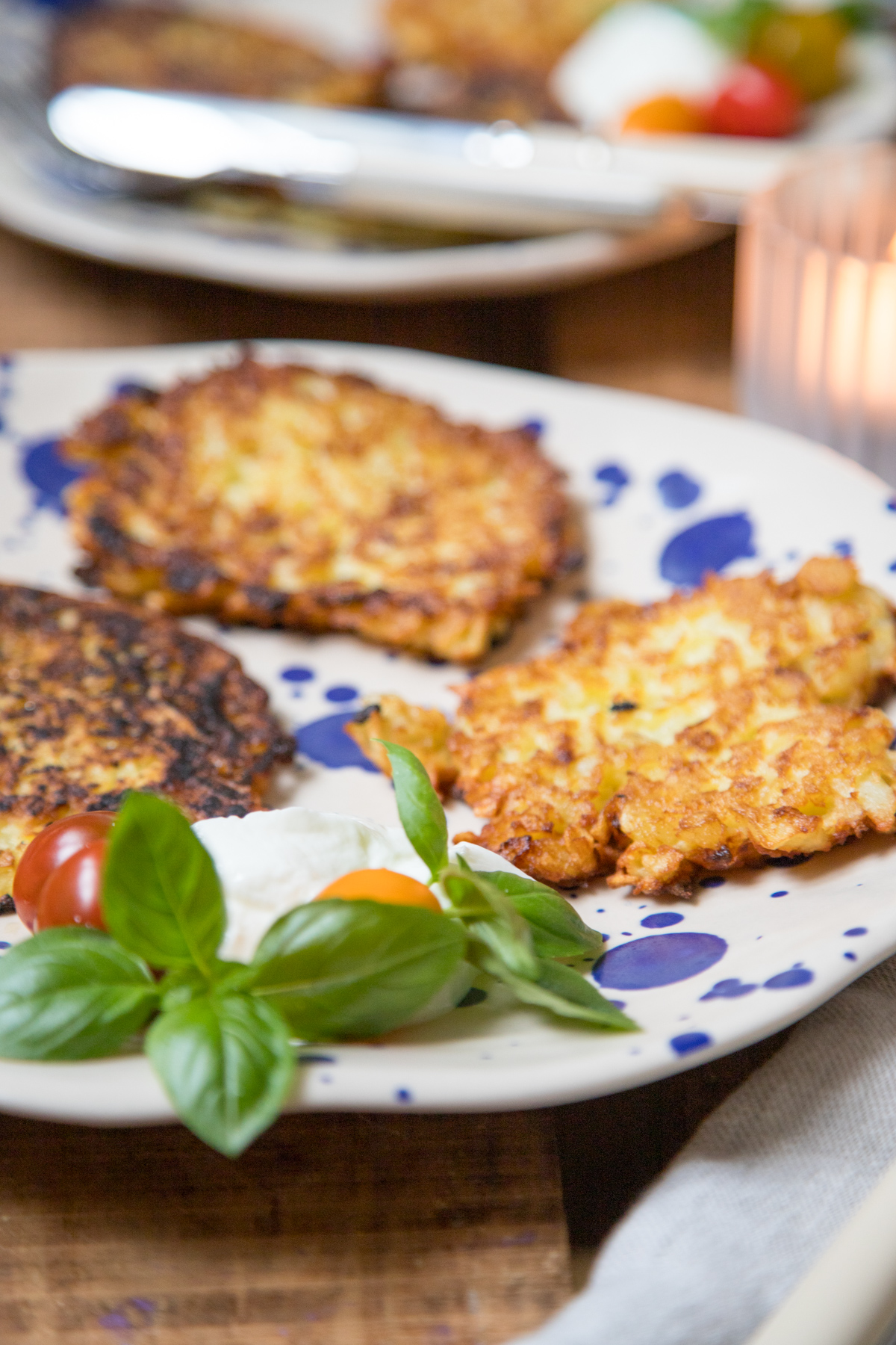 Es gibt endlich mal wieder Reibekuchen! So gro&szlig; war die Begeisterung, als ich vor kurzem mal wieder welche machte und feststellte, wie schnell das einfach geht