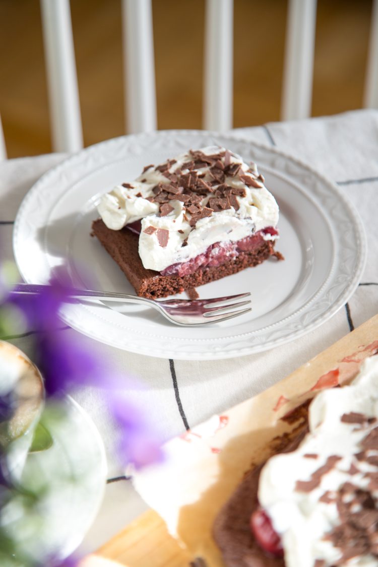 Glutenfreie Schwarzwälder Kirsch vom Blech gefällig? Der Boden kommt ganz ohne Mehl aus und ist unfassbar schokoladig. Der Klassiker ist so schnell gemacht!