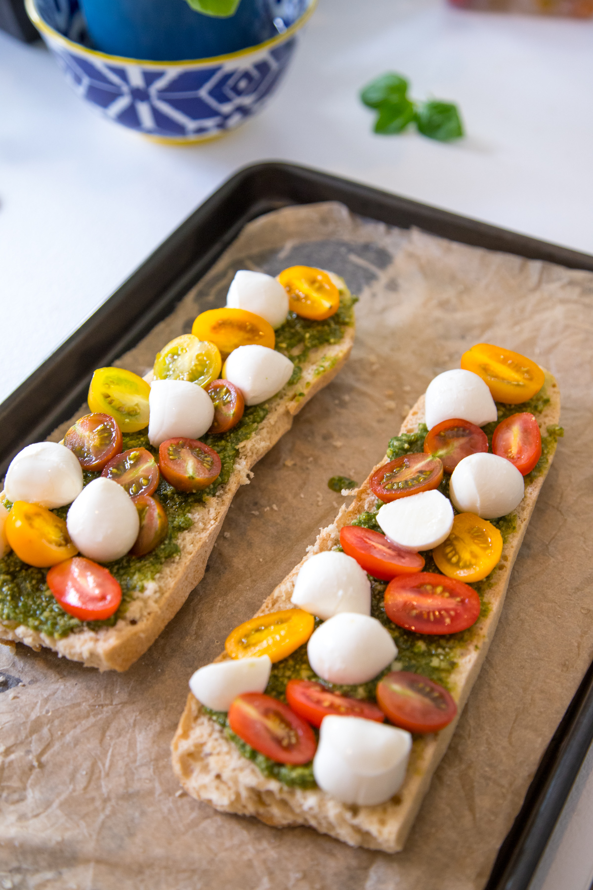 Schnelles Tomate-Mozzarella Baguette aus dem Ofen Schnelles Tomate-Mozzarella Baguette aus dem Ofen