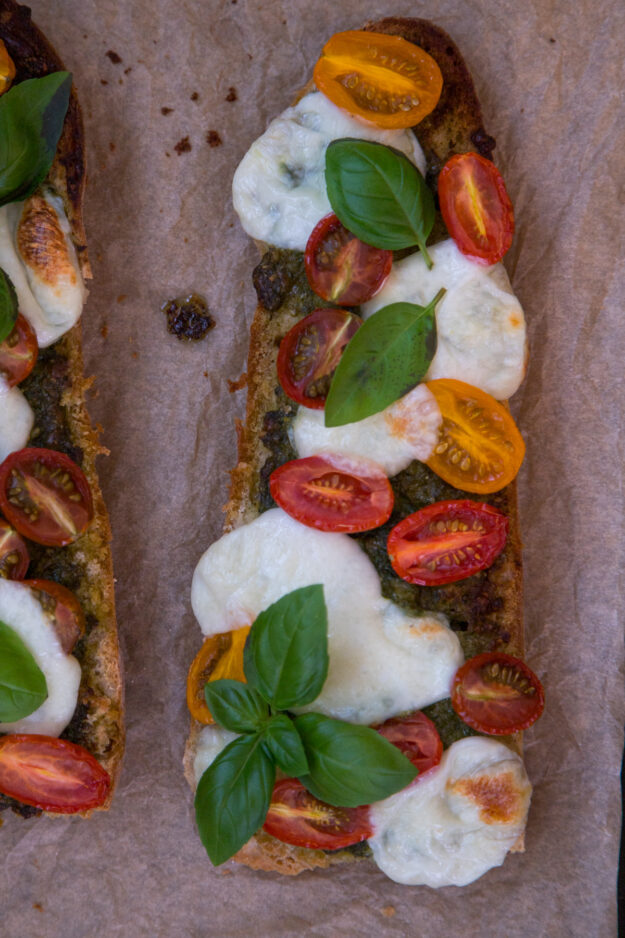 Schnelles Tomate-Mozzarella Baguette aus dem Ofen gefällig? Das ist total fix zubereitet und bei uns allen sehr beliebt! Alle Zutaten haben wir immer zuhause!