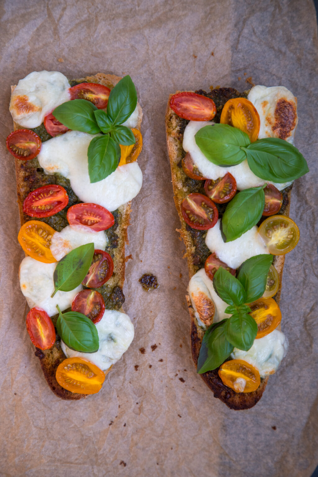 Schnelles Tomate-Mozzarella Baguette aus dem Ofen