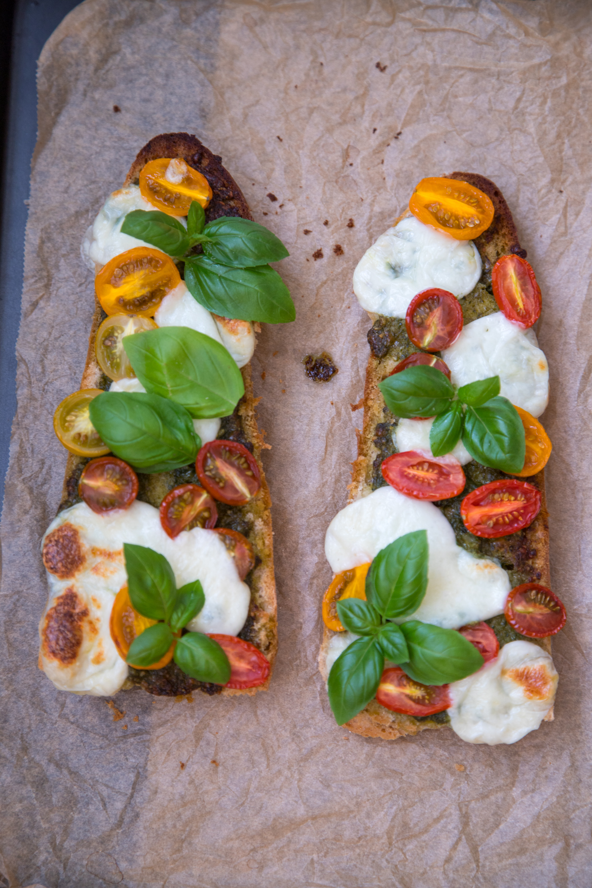 Schnelles Tomate-Mozzarella Baguette aus dem Ofen