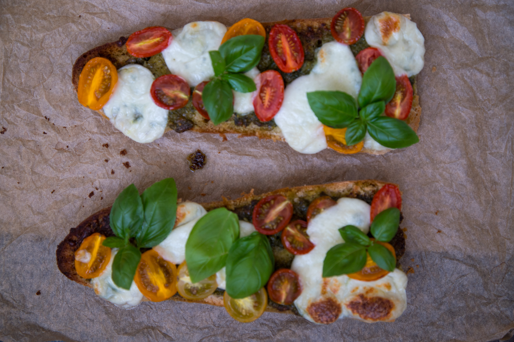 schnelles Tomate Mozzarella Baguette mit Pesto-4019 | tastesheriff