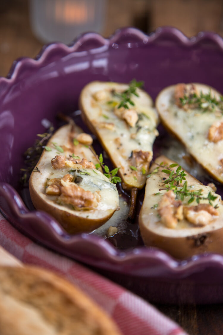 Birne mit Gorgonzola und Thymian aus dem Ofen - Manchmal kann das gute so einfach sein! Deswegen probiert diese unschlagbare Kombination unbedingt aus- Zu gut.