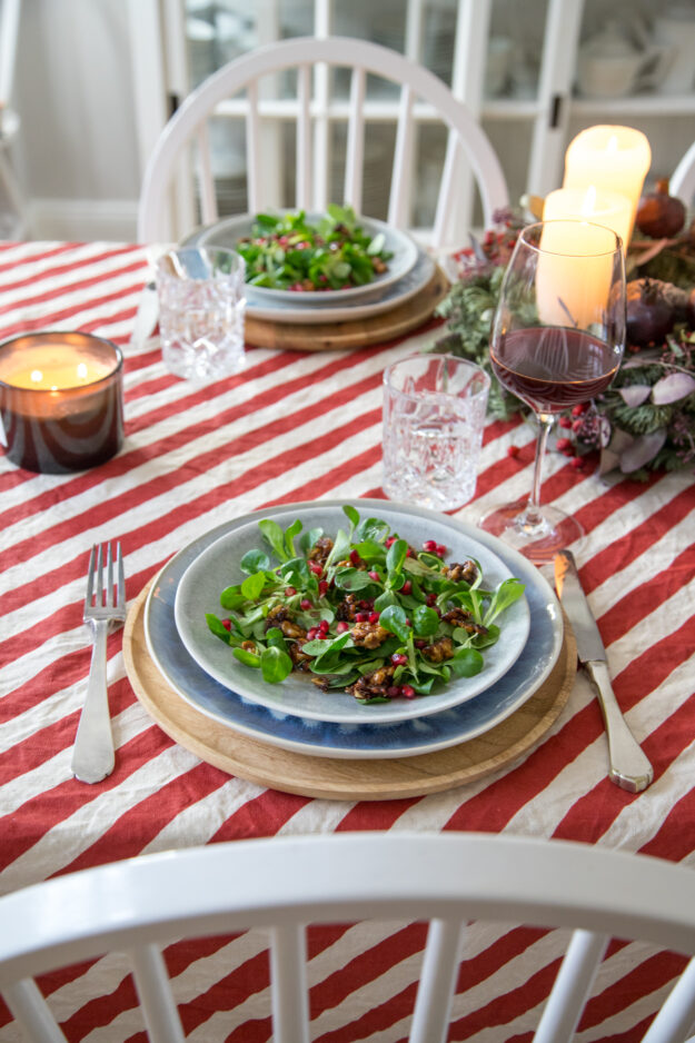 Feldsalat mit gebrannten Walnüssen und Granatapfelkernen gefällig? Der perfekte Weihnachtssalat für ein entspanntes Weihnachtsessen mit der Familie. Zu gut!