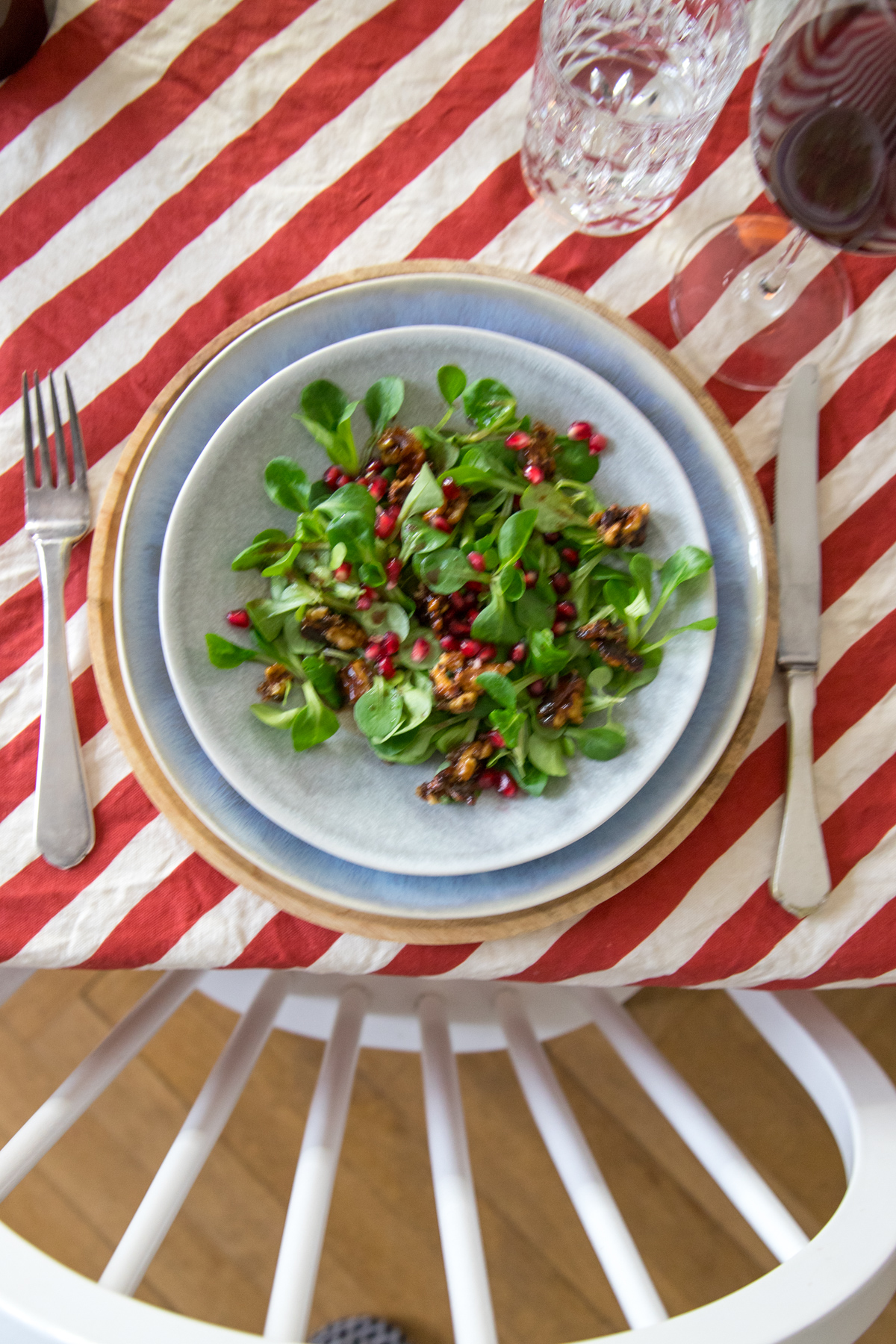 Feldsalat mit gebrannten Walnüssen und Granatapfelkernen