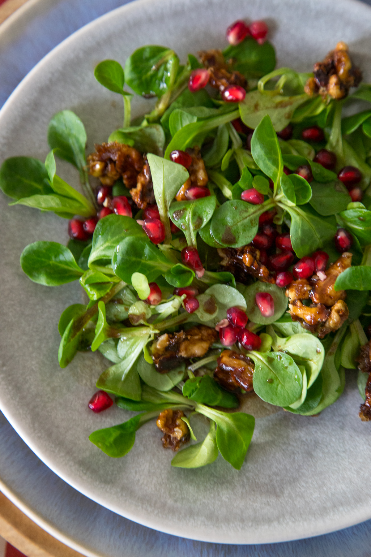 Feldsalat mit gebrannten Walnüssen und Granatapfelkernen gefällig? Der ...