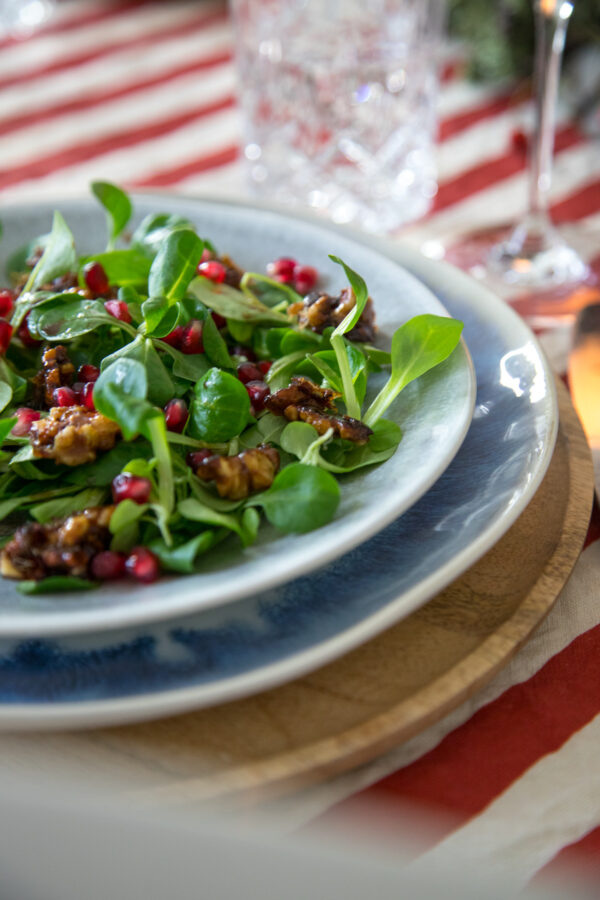 Feldsalat mit gebrannten Walnüssen und Granatapfelkernen