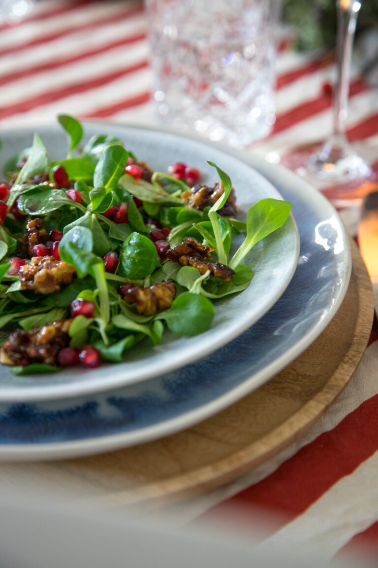 Feldsalat mit gebrannten Walnüssen und Granatapfelkernen