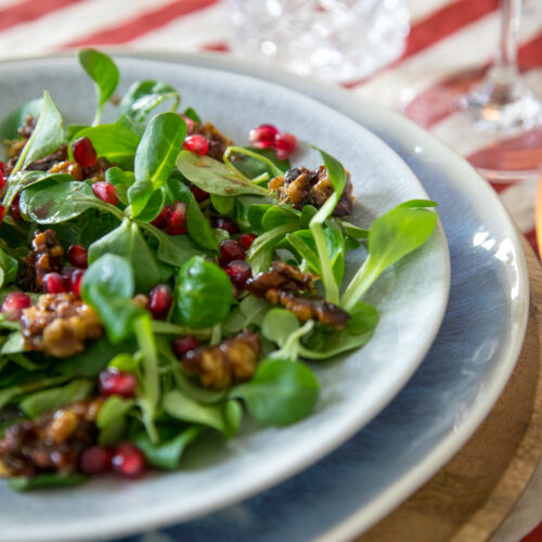 Feldsalat mit gebrannten Walnüssen und Granatapfelkernen gefällig? Der perfekte Weihnachtssalat für ein entspanntes Weihnachtsessen mit der Familie. Zu gut!