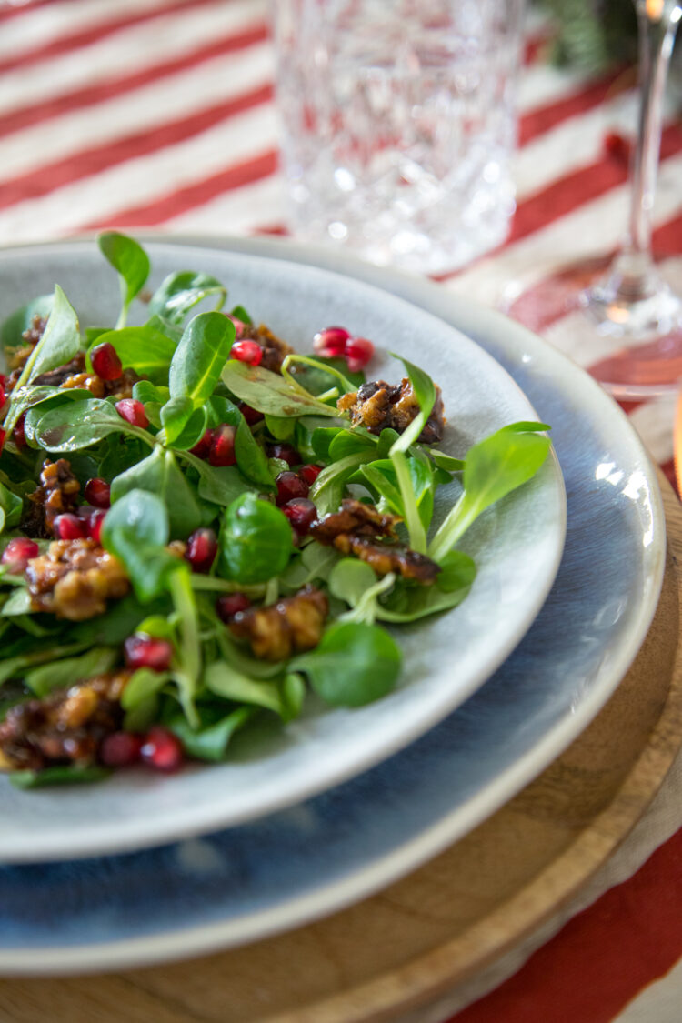 Feldsalat mit gebrannten Walnüssen und Granatapfelkernen gefällig? Der perfekte Weihnachtssalat für ein entspanntes Weihnachtsessen mit der Familie. Zu gut!