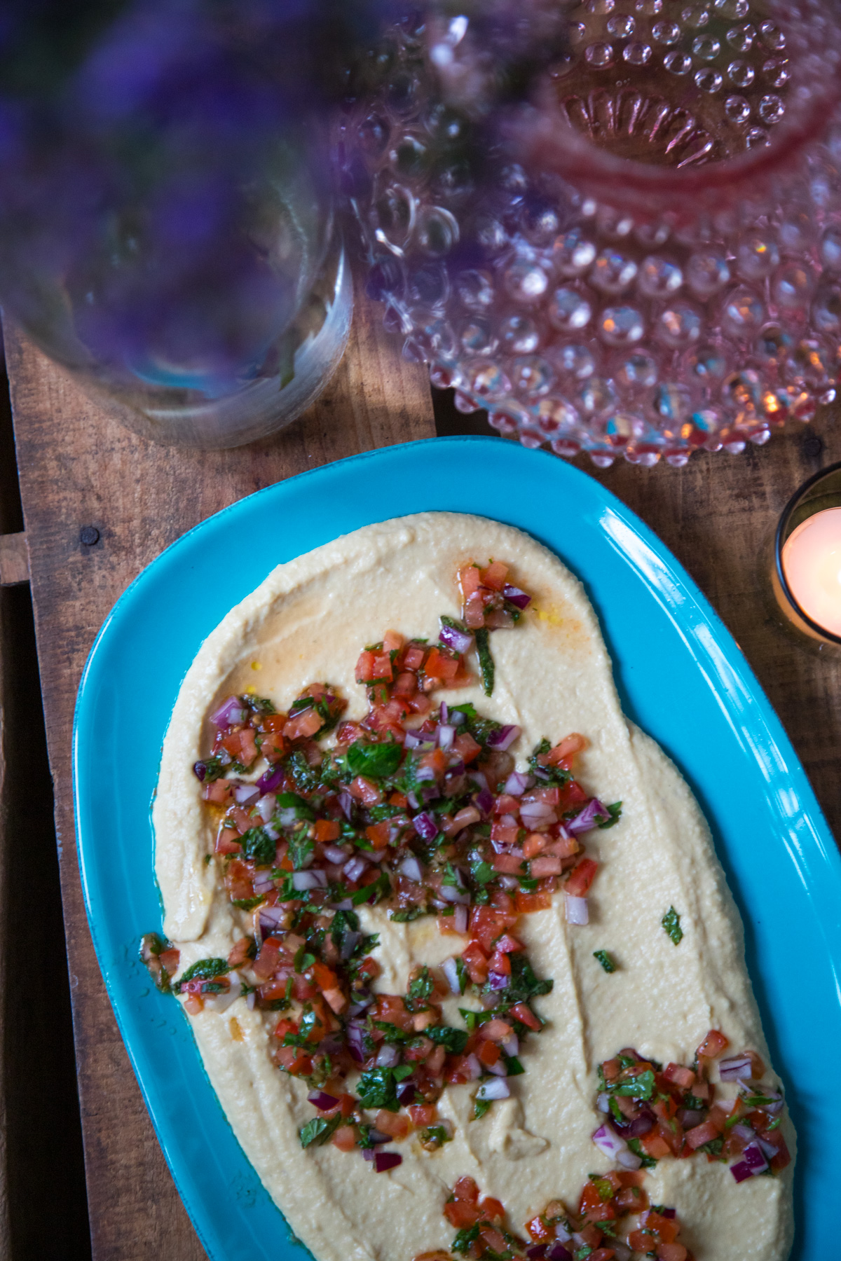 Hummus mit Tomaten-Salsa nach Tim M&auml;lzer! Wir lieben Hummus ja alle sehr, aber dieser ist einfach der absolute Hammer. Die perfekte Kombination mit der Minze..