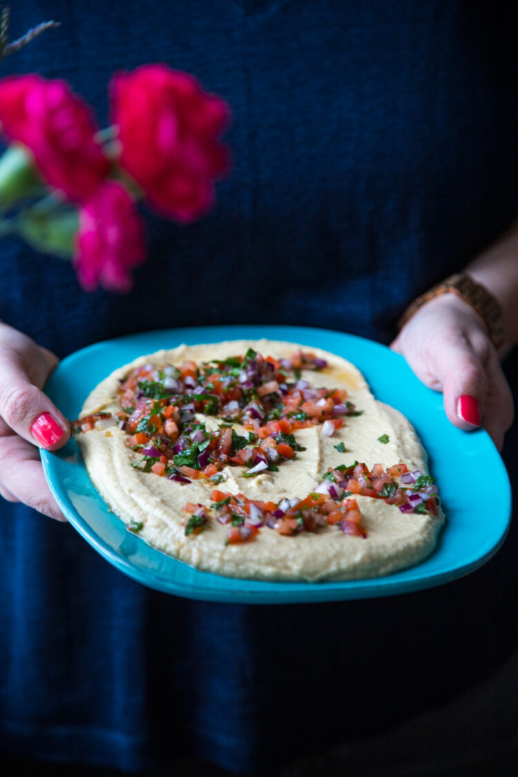Hummus mit Tomaten-Salsa nach Tim Mälzer! Wir lieben Hummus ja alle sehr, aber dieser ist einfach der absolute Hammer. Die perfekte Kombination mit der Minze..