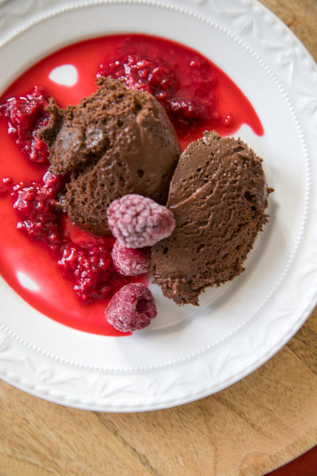 Unsere liebste Mousse au Chocolate ist so unglaublich gut: Schokoladig, luftig und ganz leicht zubereitet! Dazu gefrorene Himbeeren und schon könnt ihr genießen